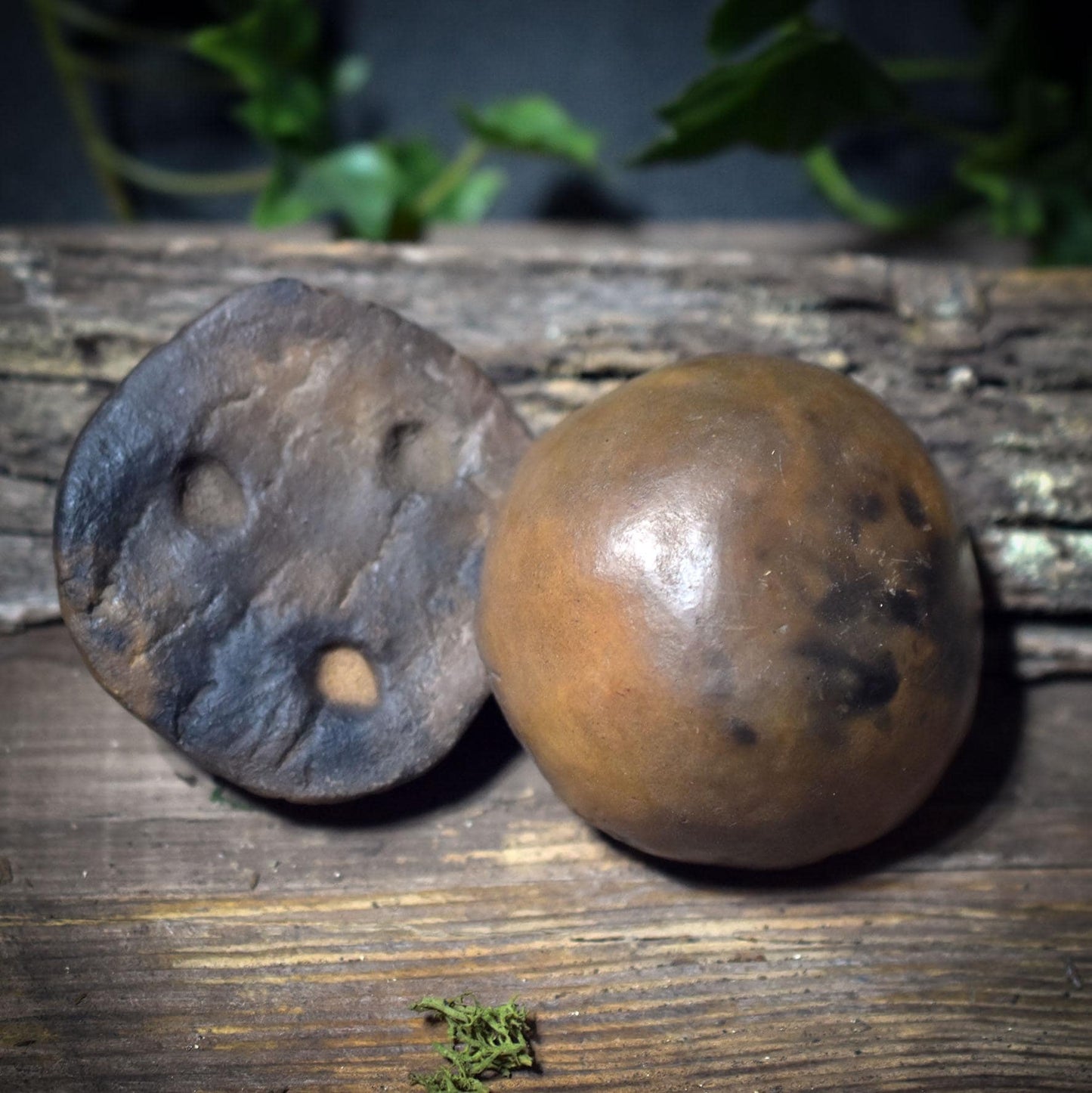 Erdkern aus Rauchbrandton – zweiteiliger Handstein für Selbstregulation, Erdung & achtsame Berührung ERK001