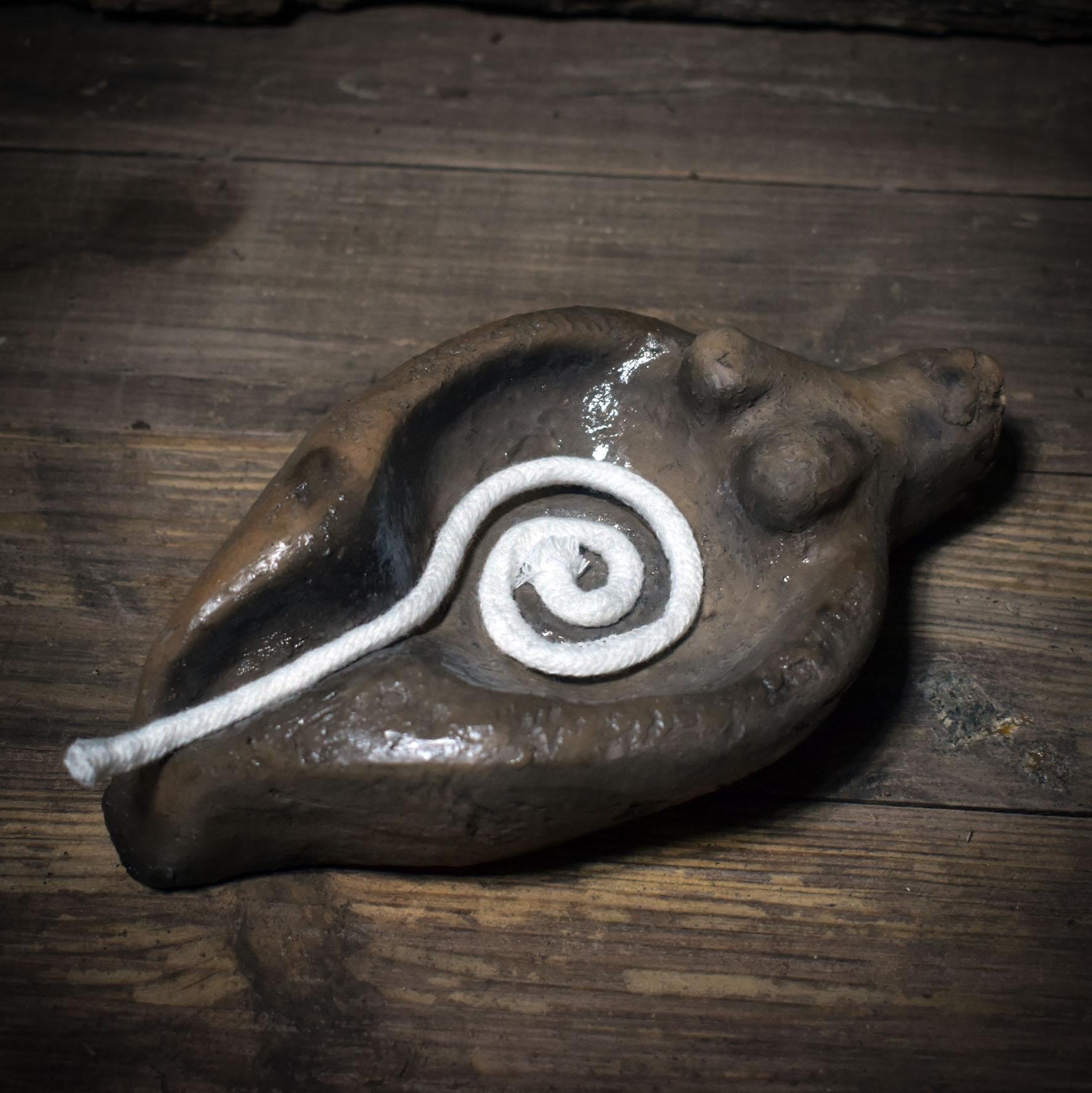 Archaische Öllampen aus traditionell gebranntem Ton – handgefertigte Rituallichter inspiriert von alten Artefakten (Designauswahl) - AÖL001