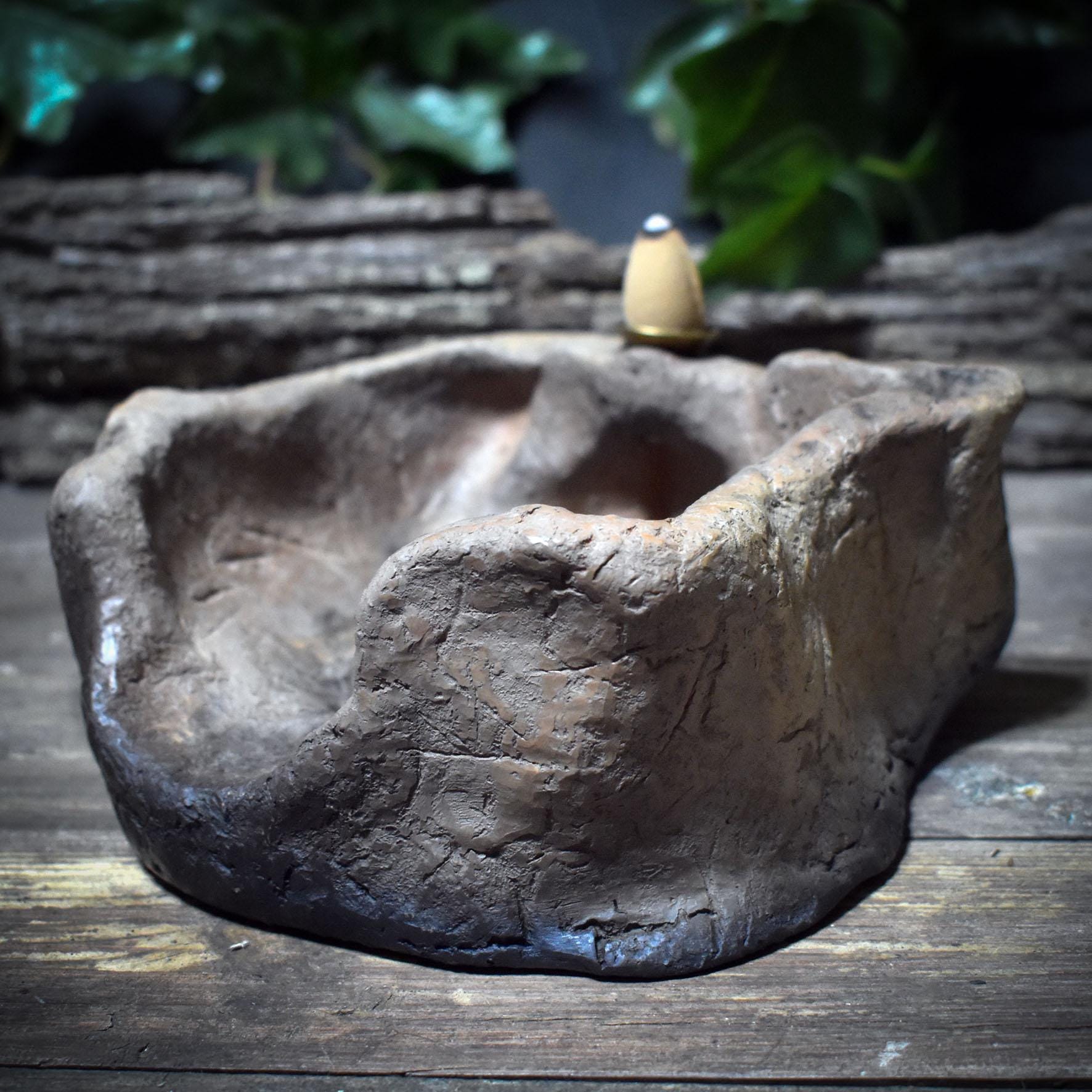 Altar & Schrein mit Rückfluss Räucherkegelhalter – Labyrinth Symbol für Meditation, Ritual und spirituelle Raumgestaltung - SCH028