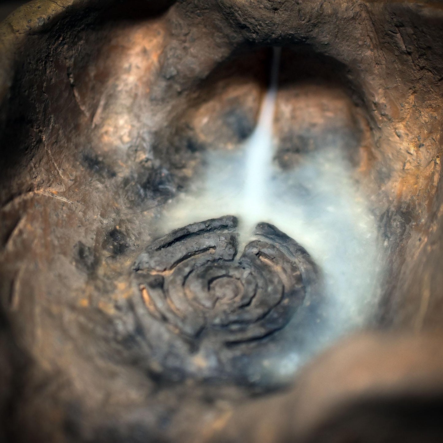 Altar & Schrein mit Rückfluss Räucherkegelhalter – Labyrinth Symbol für Meditation, Ritual und spirituelle Raumgestaltung - SCH028