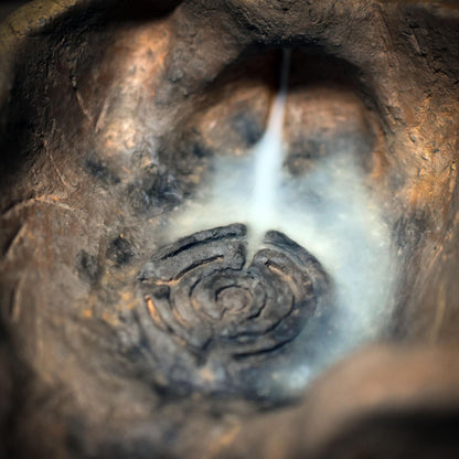 Altar & Schrein mit Rückfluss Räucherkegelhalter – Labyrinth Symbol für Meditation, Ritual und spirituelle Raumgestaltung - SCH028