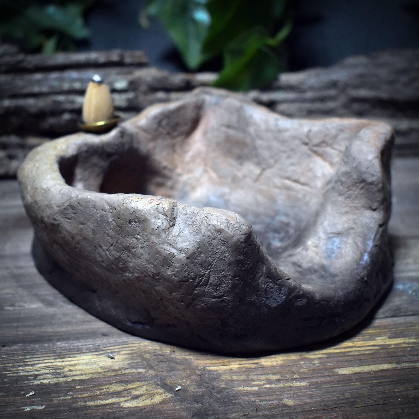 Altar & Schrein mit Rückfluss Räucherkegelhalter – Labyrinth Symbol für Meditation, Ritual und spirituelle Raumgestaltung - SCH028