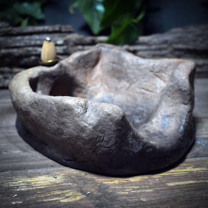 Altar & Schrein mit Rückfluss Räucherkegelhalter – Labyrinth Symbol für Meditation, Ritual und spirituelle Raumgestaltung - SCH028