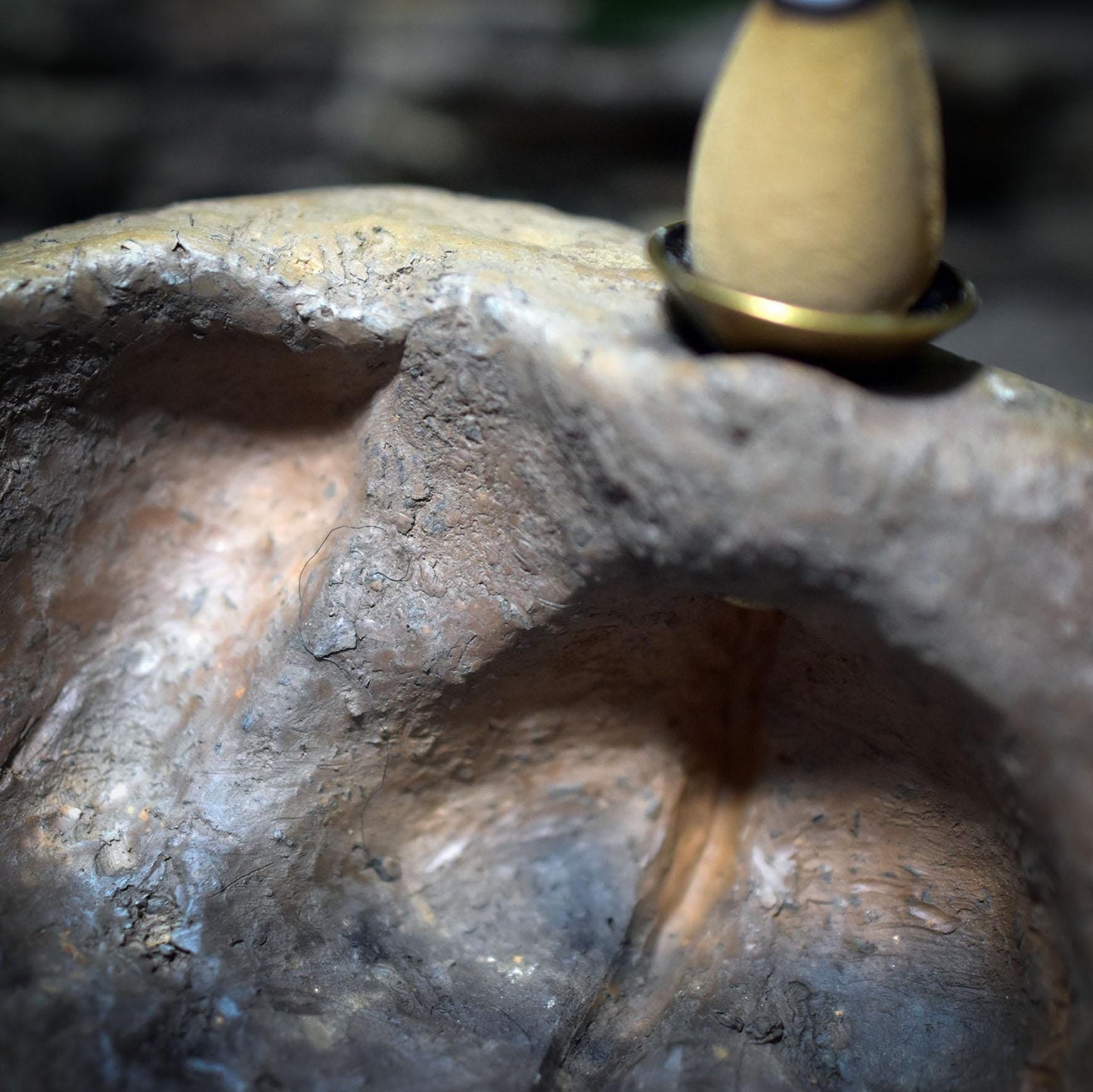 Altar & Schrein mit Rückfluss Räucherkegelhalter – Labyrinth Symbol für Meditation, Ritual und spirituelle Raumgestaltung - SCH028