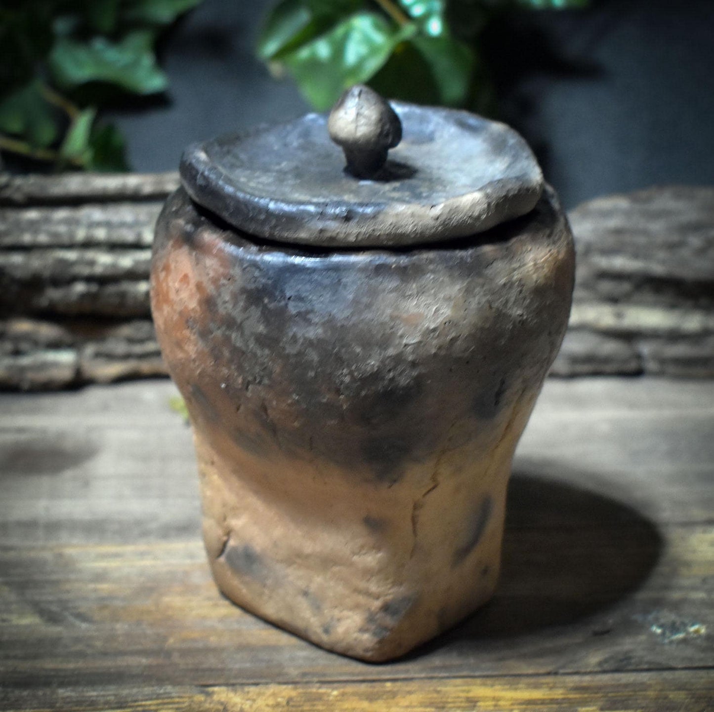 Ritualgefäß mit Deckel aus Rauchbrandton – archaisches Tongefäß für Altar & Aufbewahrung - GEF016