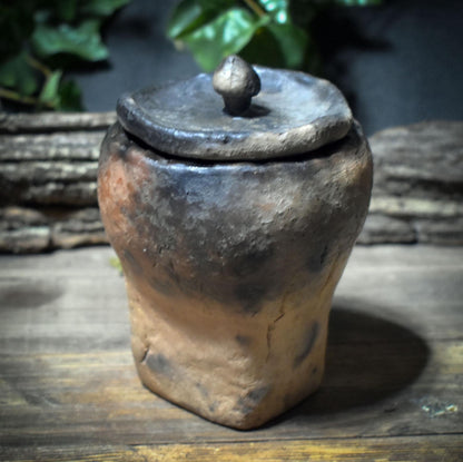 Ritualgefäß mit Deckel aus Rauchbrandton – archaisches Tongefäß für Altar & Aufbewahrung - GEF016
