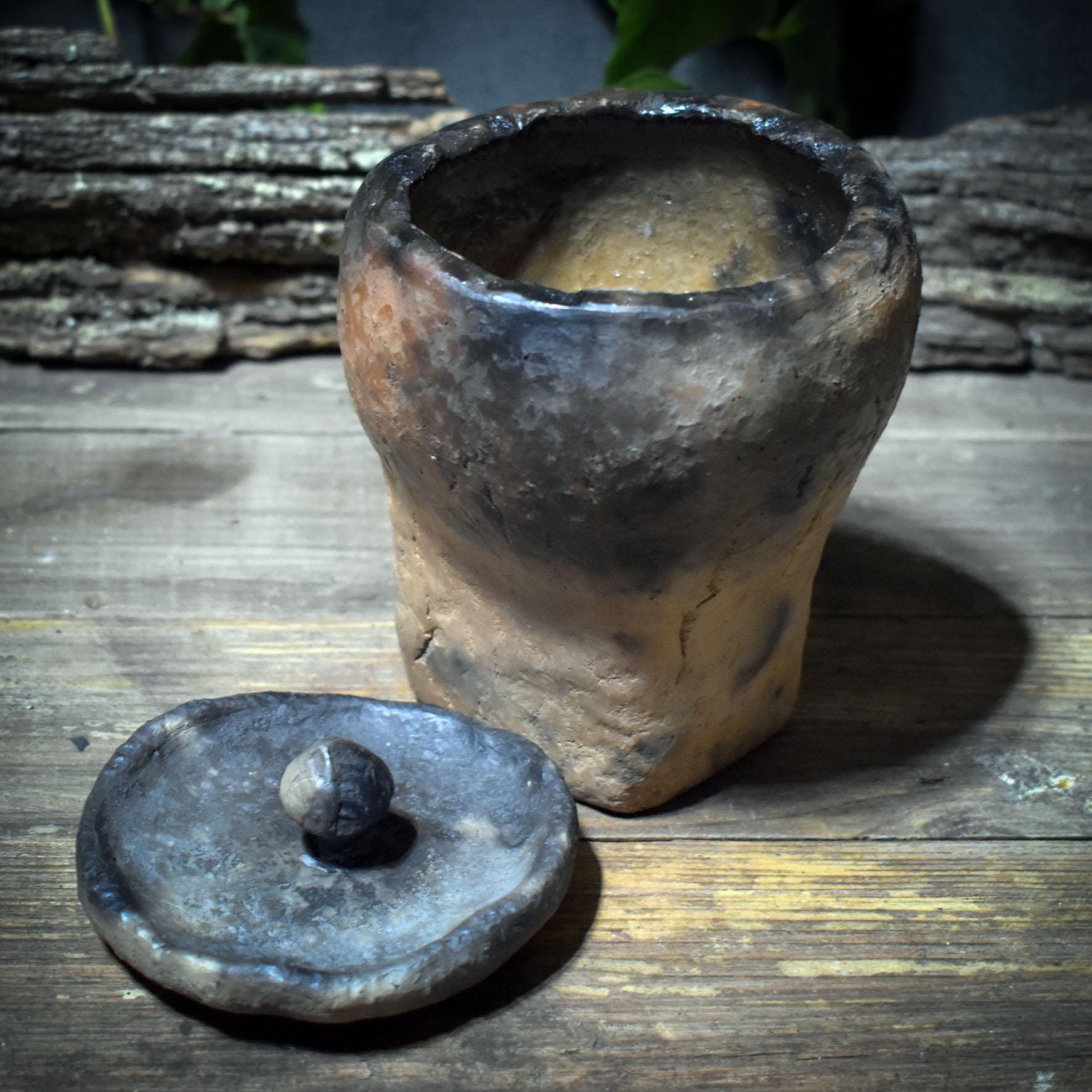 Ritualgefäß mit Deckel aus Rauchbrandton – archaisches Tongefäß für Altar & Aufbewahrung - GEF016