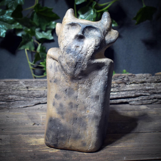 Cernunnos Figur aus Rauchbrandton – archaische Skulptur des Gehörnten SKU232