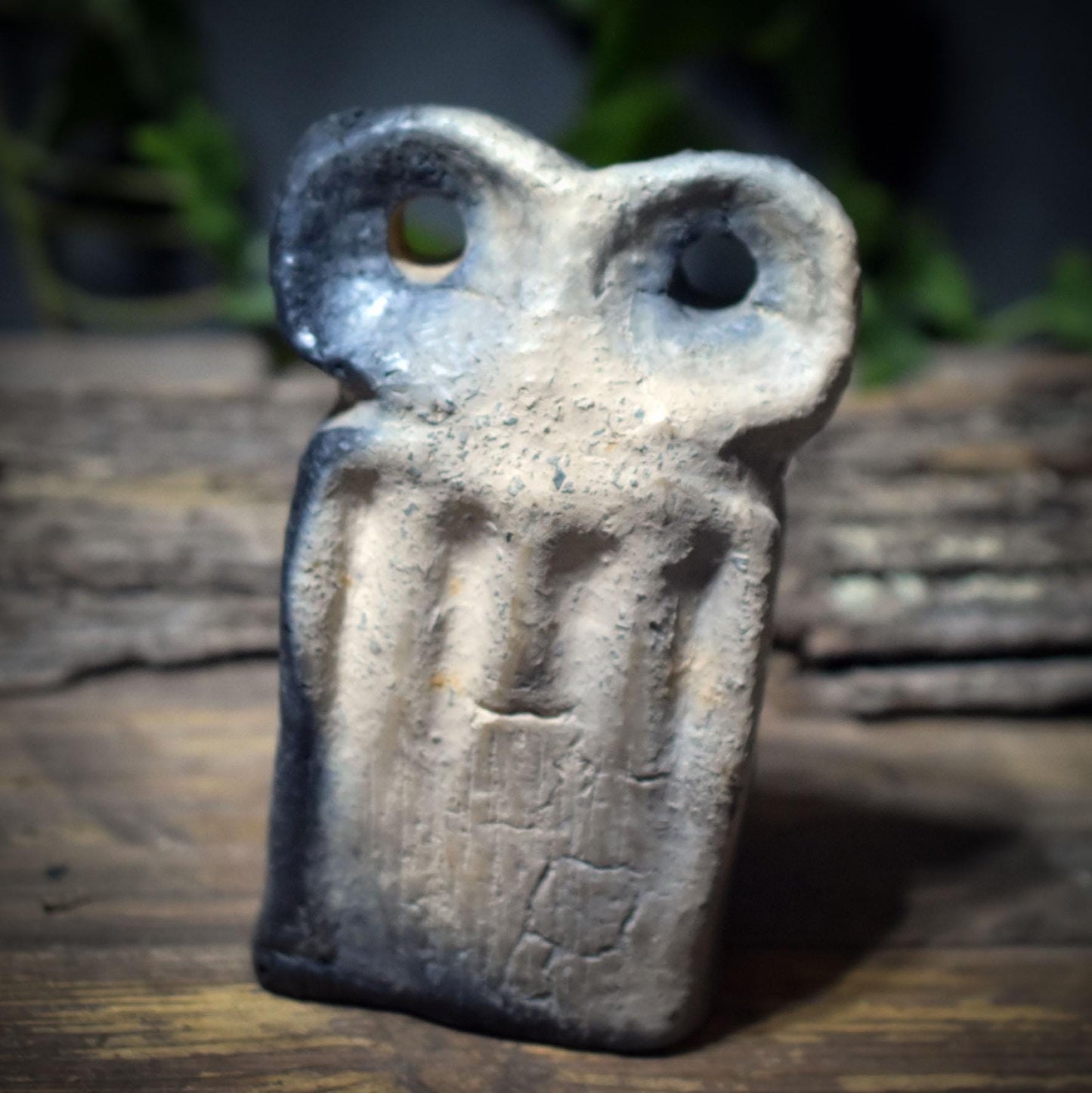 Eye Idol Skulptur nach Tel Brak – archaische Tonfigur mit wachsamen Augen