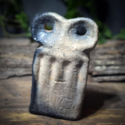 Eye Idol Skulptur nach Tel Brak – archaische Tonfigur mit wachsamen Augen