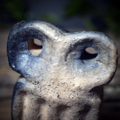Eye Idol Skulptur nach Tel Brak – archaische Tonfigur mit wachsamen Augen SKU233