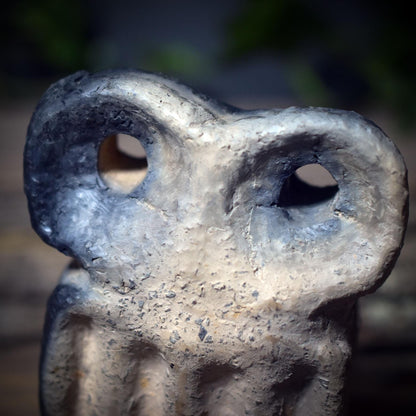 Eye Idol Skulptur nach Tel Brak – archaische Tonfigur mit wachsamen Augen