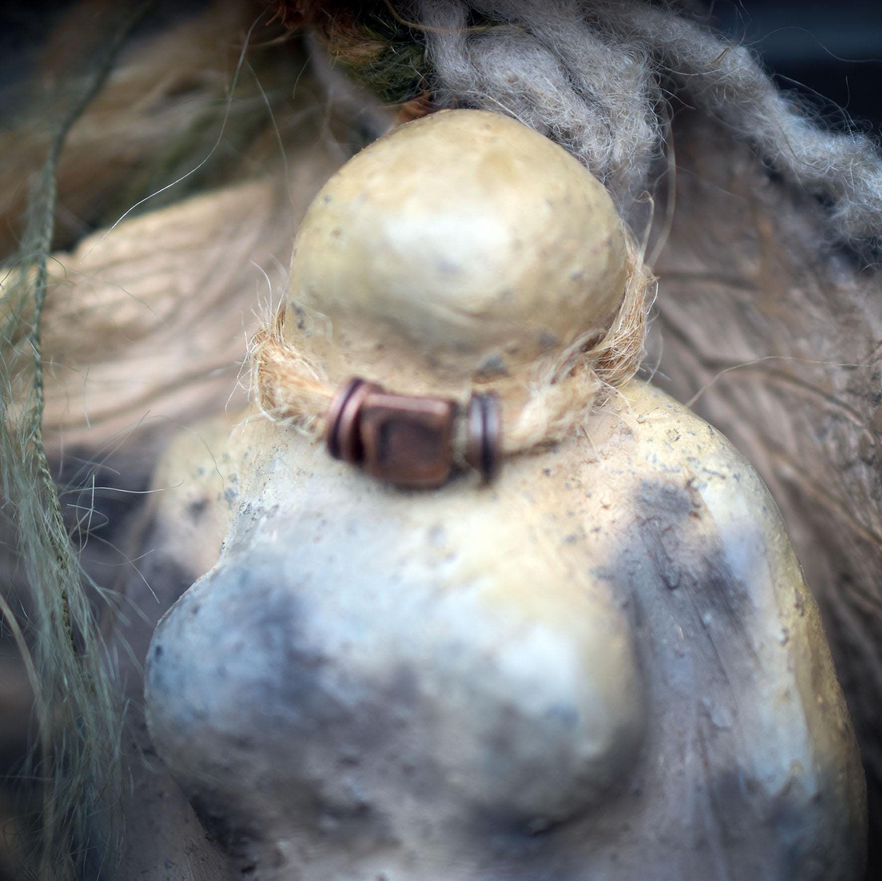 Tempelblatt Göttin Wand- & Fensterdeko – Göttinnenskulptur am Ginkgoblatt aus Ton HEX038