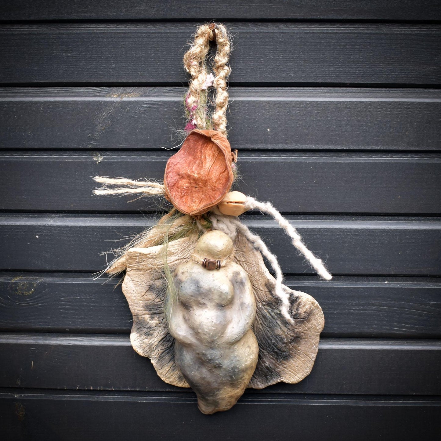 Tempelblatt Göttin Wand- & Fensterdeko – Göttinnenskulptur am Ginkgoblatt aus Ton HEX038