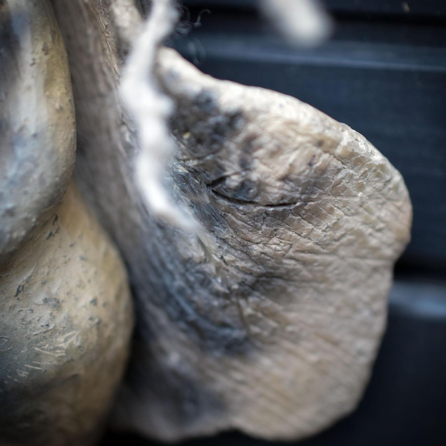 Tempelblatt Göttin Wand- & Fensterdeko – Göttinnenskulptur am Ginkgoblatt aus Ton HEX038