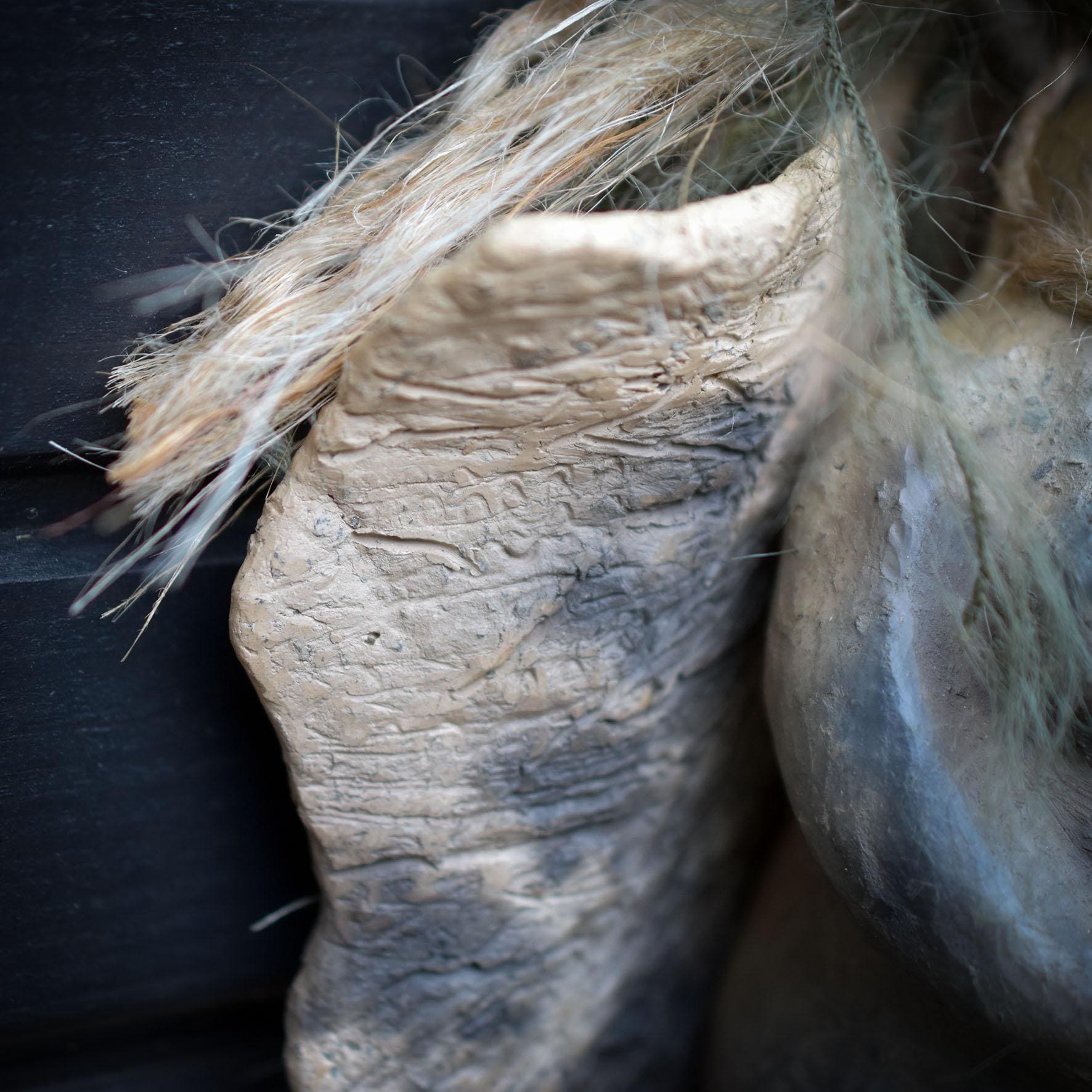 Tempelblatt Göttin Wand- & Fensterdeko – Göttinnenskulptur am Ginkgoblatt aus Ton HEX038