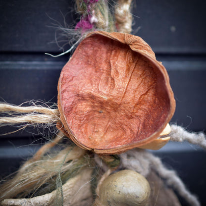 Tempelblatt Göttin Wand- & Fensterdeko – Göttinnenskulptur am Ginkgoblatt aus Ton HEX038