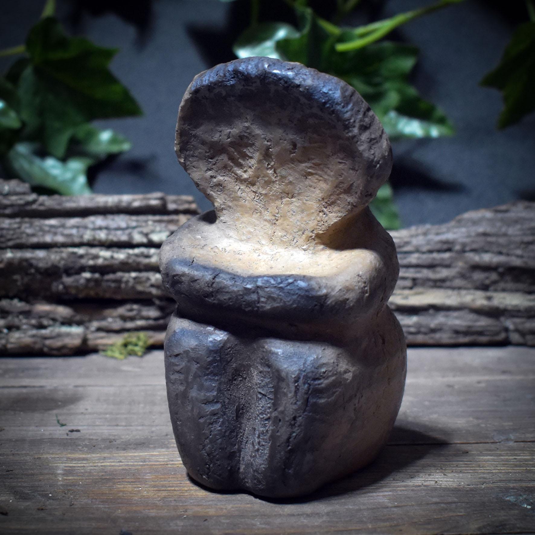 Seelen Idole – archaische Tonfiguren in 3 Größen (S–M–L) – Schutz • Trost • Vertrauen • Stärke – spirituelle Skulpturen SIS001