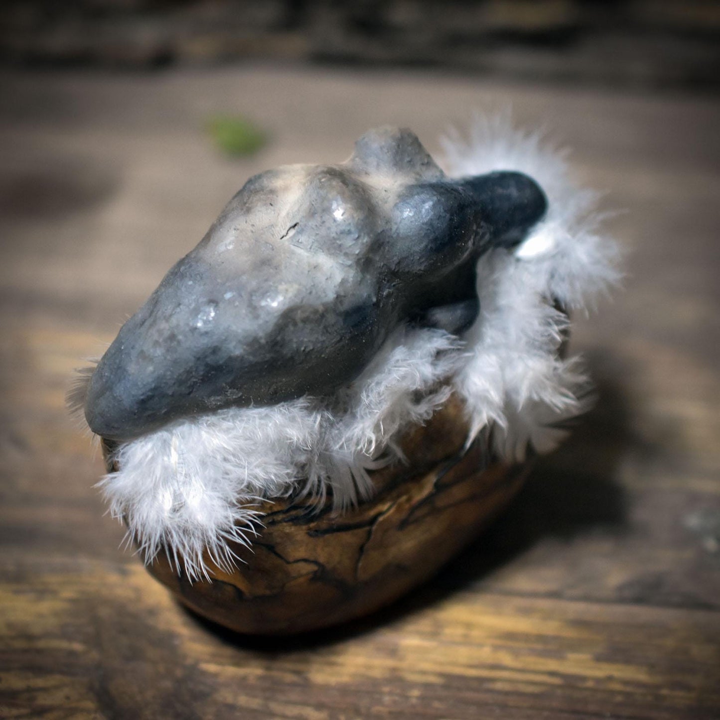 Mondgöttin Skulptur aus Rauchbrandton – kleine Göttinnenfigur auf Mondsichel aus Wurzelholz - SKU229