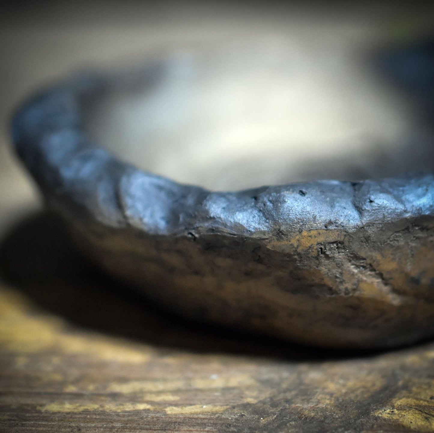 Kleine Schale mit Sehendes Auge Symbol – archaische Keramik aus traditionell gebranntem Ton