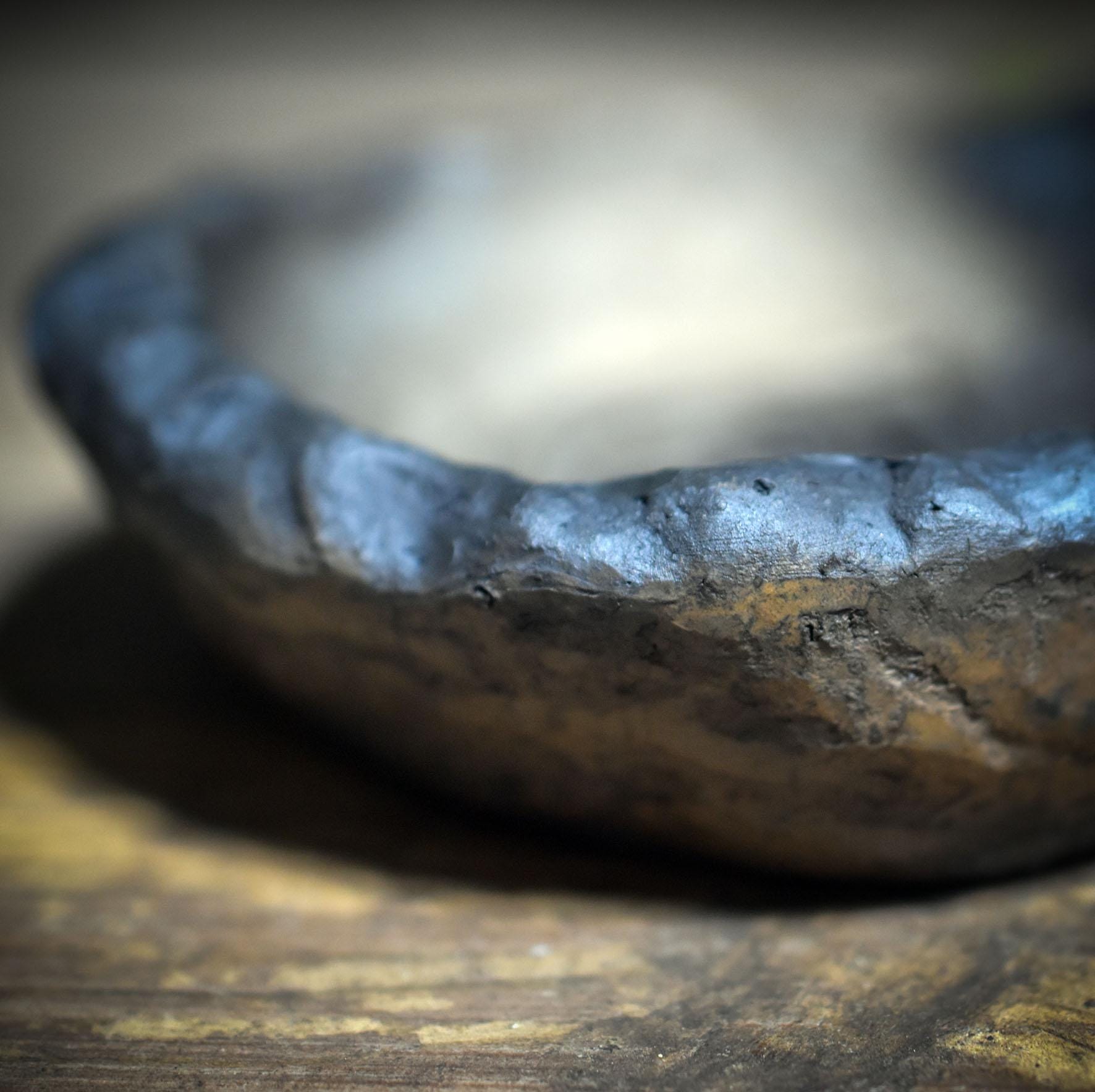 Kleine Schale mit Sehendes Auge Symbol – archaische Keramik aus traditionell gebranntem Ton