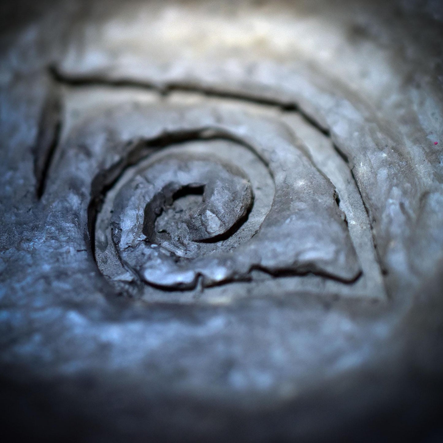 Kleine Schale mit Sehendes Auge Symbol – archaische Keramik aus traditionell gebranntem Ton