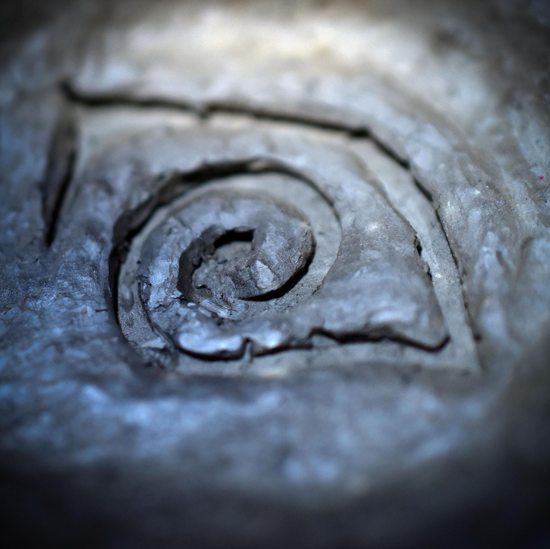 Kleine Schale mit Sehendes Auge Symbol – archaische Keramik aus traditionell gebranntem Ton