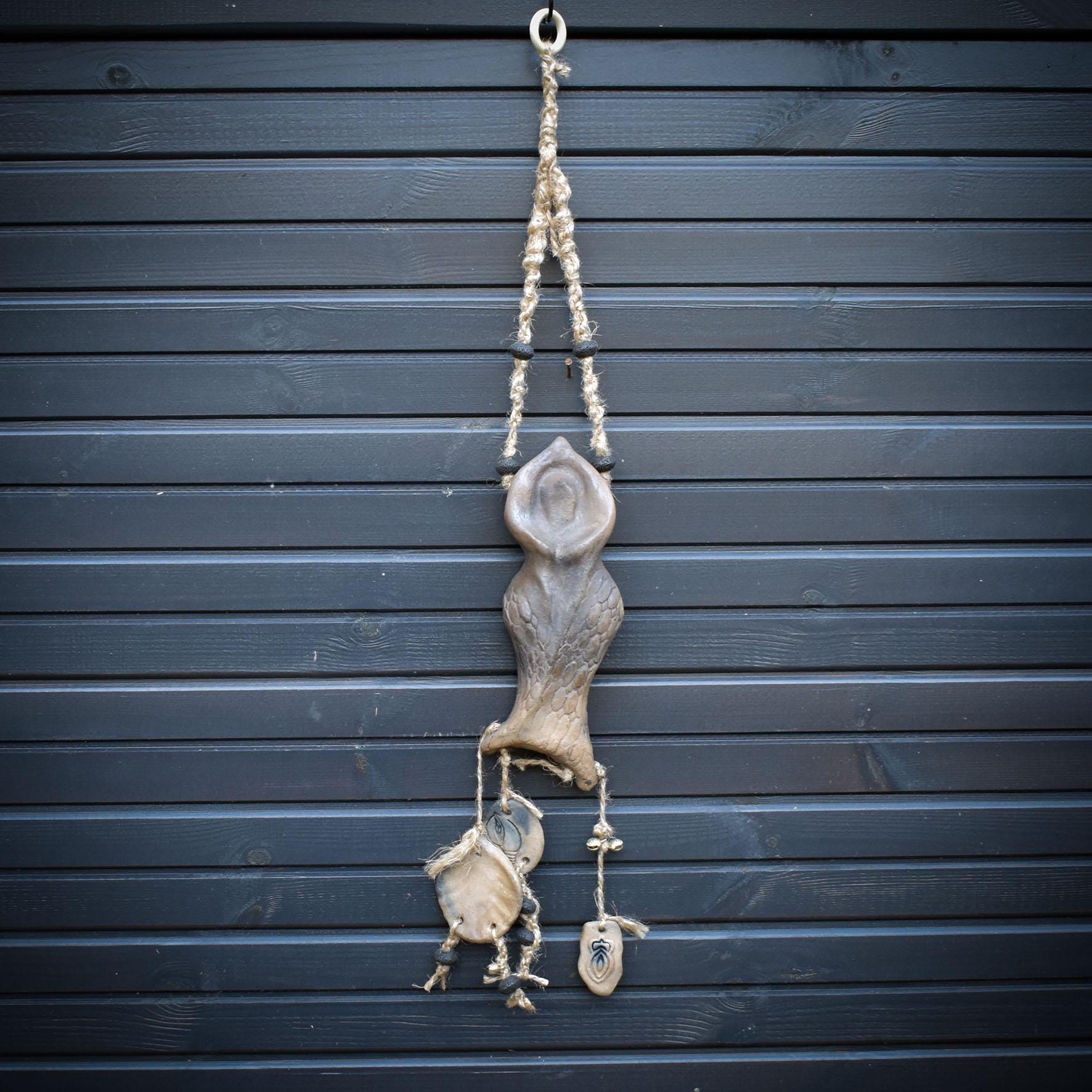 Meerjungfrau Skulptur Wand- & Fensterdeko – Rauchbrandton mit Muschel- und Yoni-Amuletten