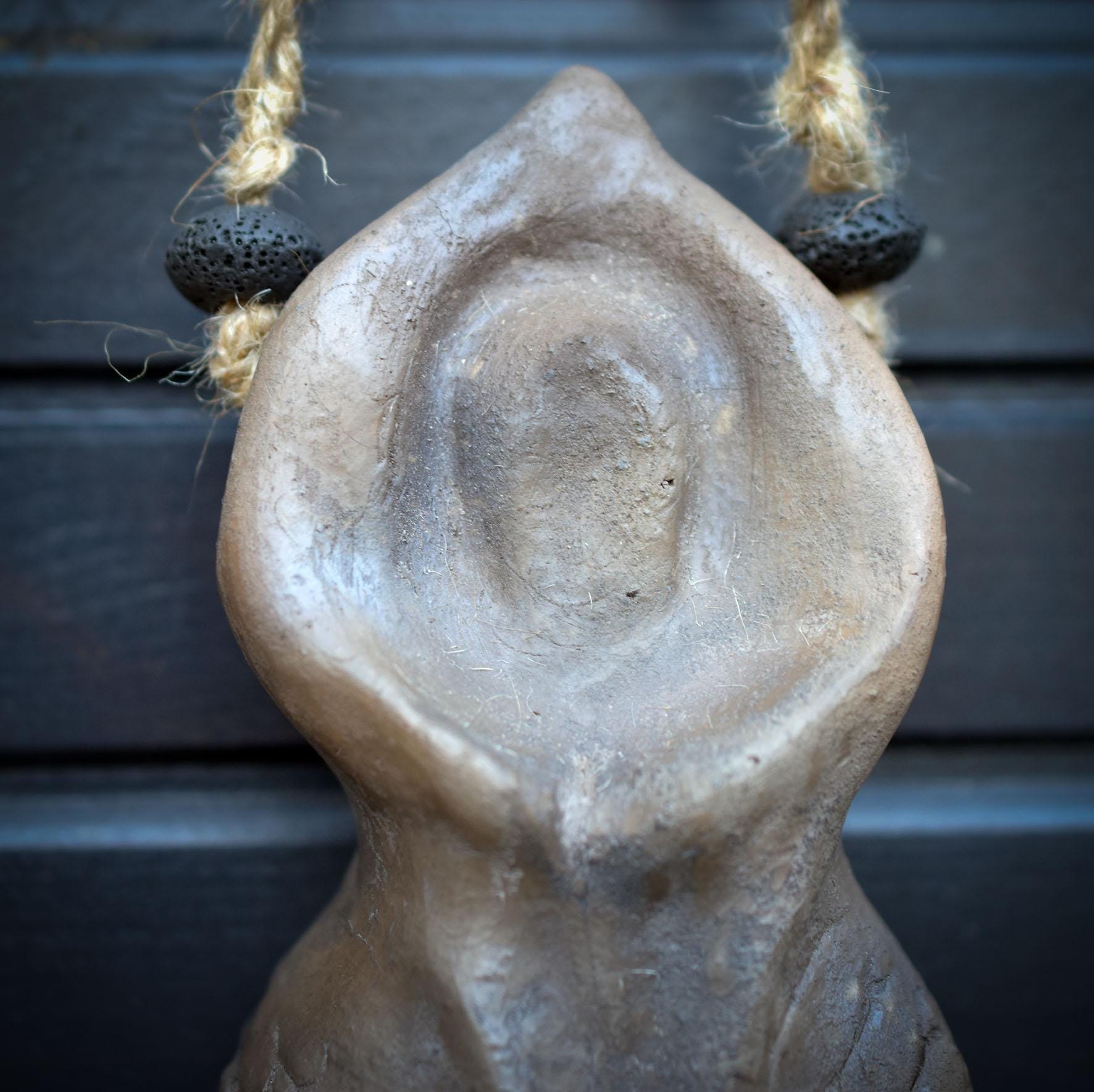 Meerjungfrau Skulptur Wand- & Fensterdeko – Rauchbrandton mit Muschel- und Yoni-Amuletten