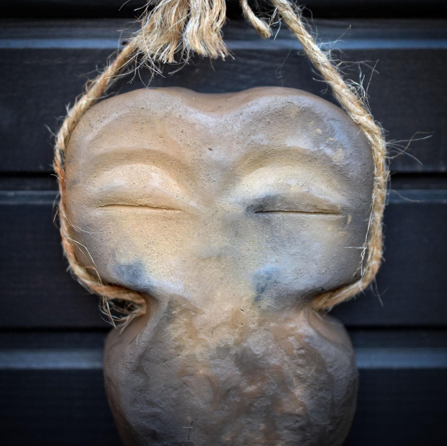 Seelenfenster aus Rauchbrandton – archaisches Wandobjekt mit Naturmaterial – Schutz • Trost • Vertrauen • Stärke – spirituelle Deko HEX039