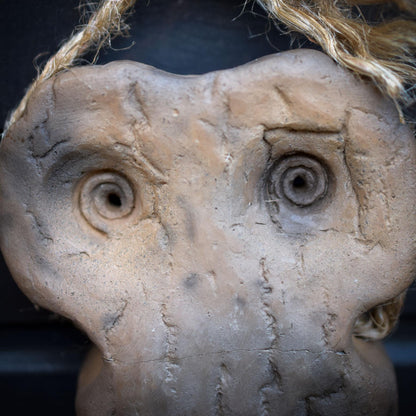 Seelenfenster aus Rauchbrandton – archaisches Wandobjekt mit Naturmaterial – Schutz • Trost • Vertrauen • Stärke – spirituelle Deko HEX039