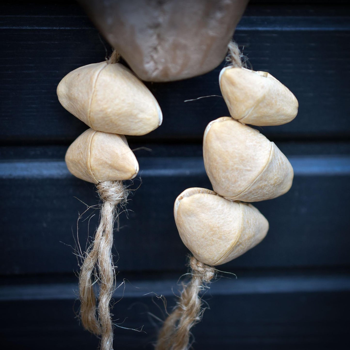 Seelenfenster aus Rauchbrandton – archaisches Wandobjekt mit Naturmaterial – Schutz • Trost • Vertrauen • Stärke – spirituelle Deko HEX039