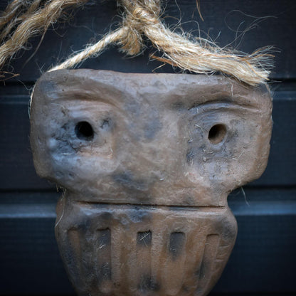 Seelenfenster aus Rauchbrandton – archaisches Wandobjekt mit Naturmaterial – Schutz • Trost • Vertrauen • Stärke – spirituelle Deko HEX039