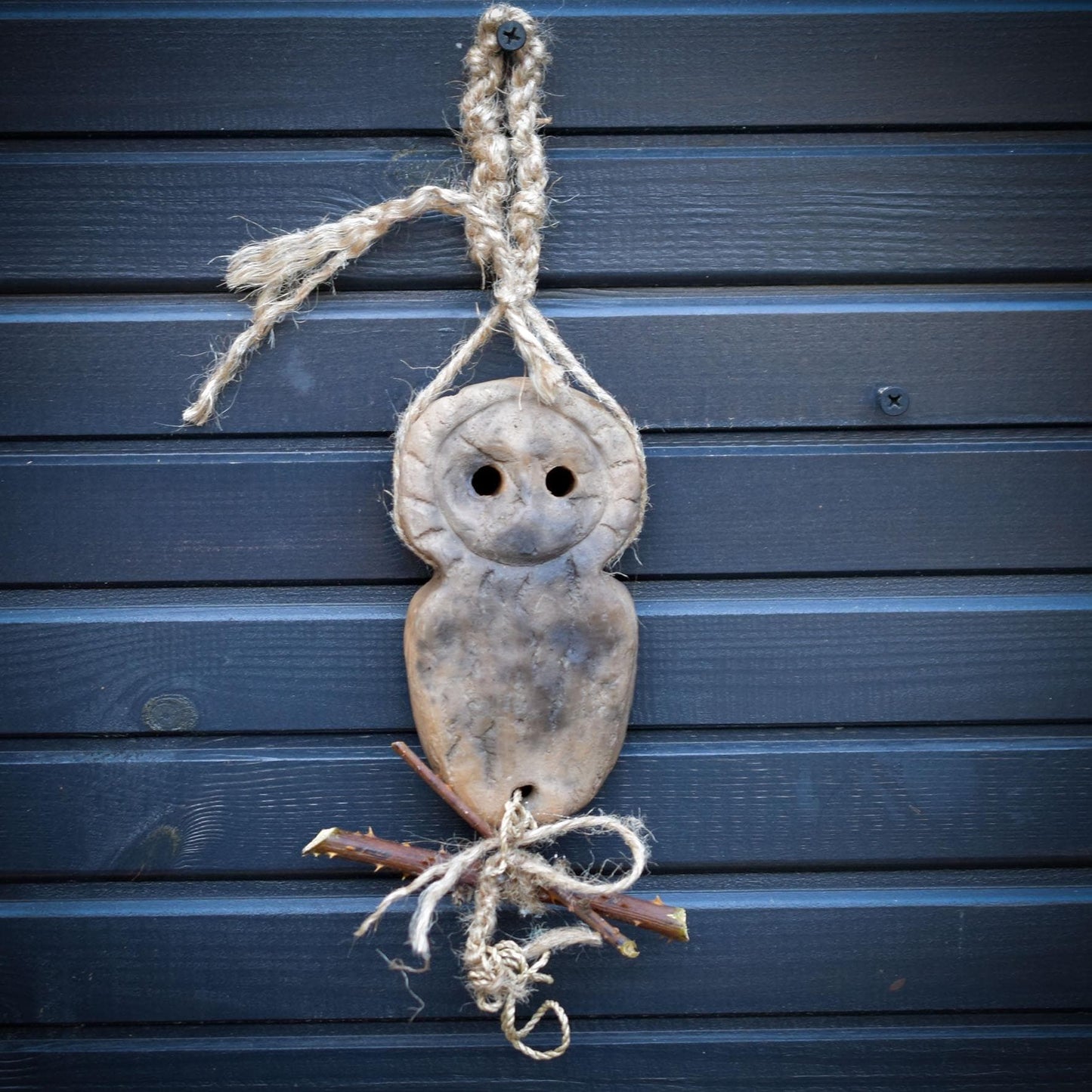 Seelenfenster aus Rauchbrandton – archaisches Wandobjekt mit Naturmaterial – Schutz • Trost • Vertrauen • Stärke – spirituelle Deko HEX039