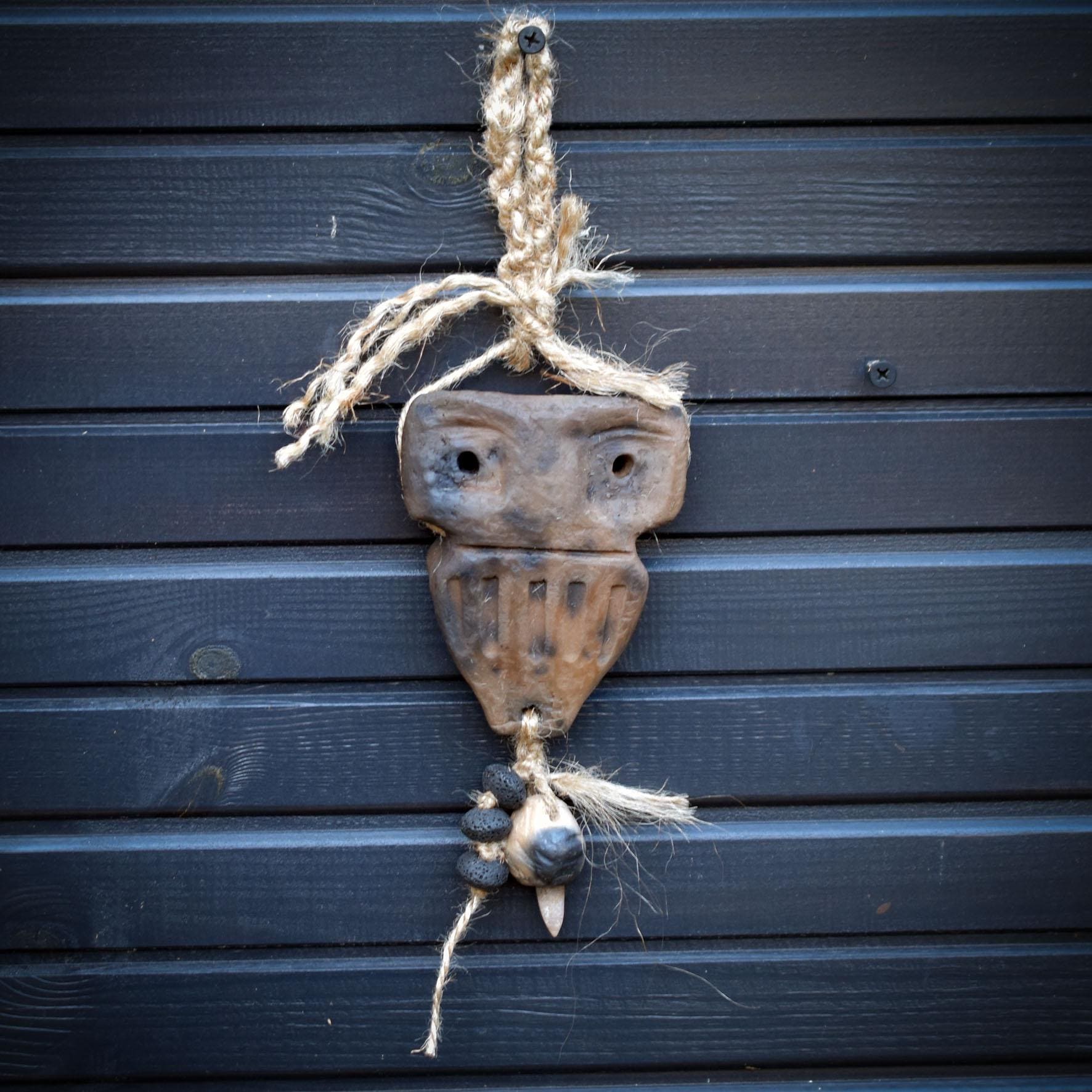 Seelenfenster aus Rauchbrandton – archaisches Wandobjekt mit Naturmaterial – Schutz • Trost • Vertrauen • Stärke – spirituelle Deko HEX039