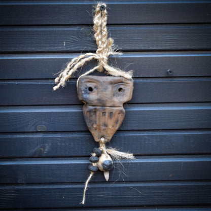 Seelenfenster aus Rauchbrandton – archaisches Wandobjekt mit Naturmaterial – Schutz • Trost • Vertrauen • Stärke – spirituelle Deko HEX039