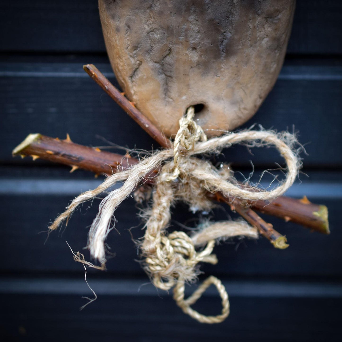 Seelenfenster aus Rauchbrandton – archaisches Wandobjekt mit Naturmaterial – Schutz • Trost • Vertrauen • Stärke – spirituelle Deko HEX039