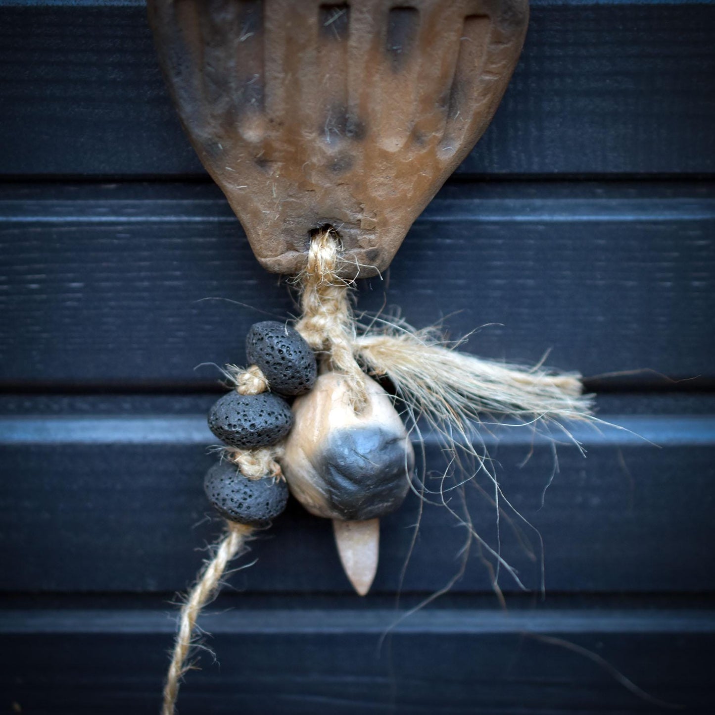 Seelenfenster aus Rauchbrandton – archaisches Wandobjekt mit Naturmaterial – Schutz • Trost • Vertrauen • Stärke – spirituelle Deko HEX039