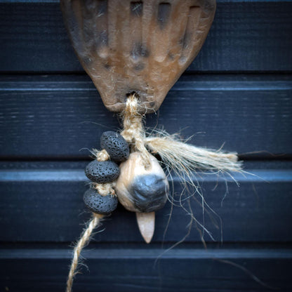 Seelenfenster aus Rauchbrandton – archaisches Wandobjekt mit Naturmaterial – Schutz • Trost • Vertrauen • Stärke – spirituelle Deko HEX039