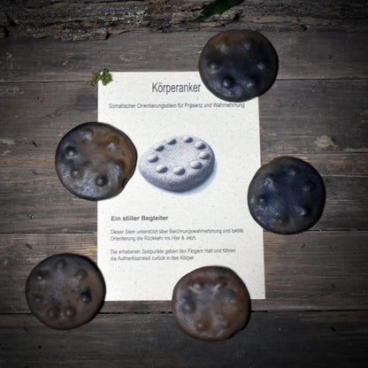 Körperanker aus Rauchbrandton – archaischer Beruhigungsstein für Selbstregulation, Erdung & Achtsamkeit - MKA001
