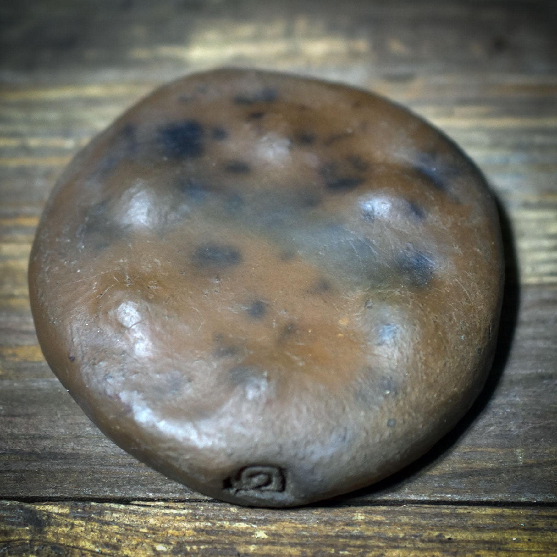 Körperanker aus Rauchbrandton – archaischer Beruhigungsstein für Selbstregulation, Erdung & Achtsamkeit - MKA001