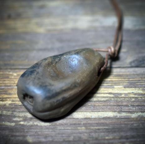 Vagus Stein Amulett aus Rauchbrandton – archaischer Reisestein für Erdung, Atem & Selbstregulation - VSA001