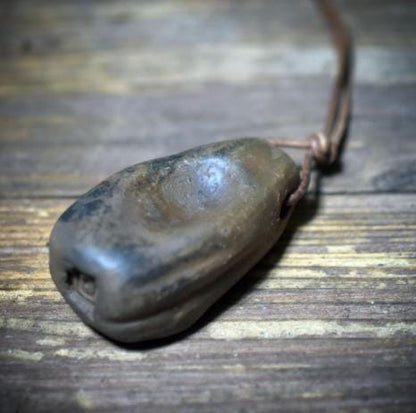 Vagus Stein Amulett aus Rauchbrandton – archaischer Reisestein für Erdung, Atem & Selbstregulation - VSA001
