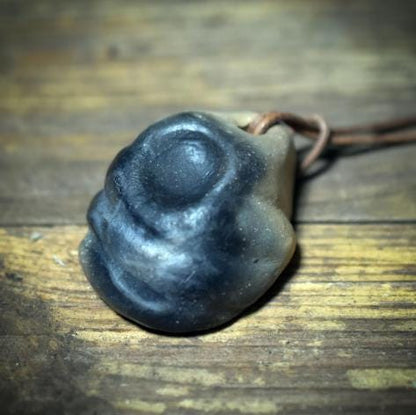 Vagus Stein Amulett aus Rauchbrandton – archaischer Reisestein für Erdung, Atem & Selbstregulation - VSA001