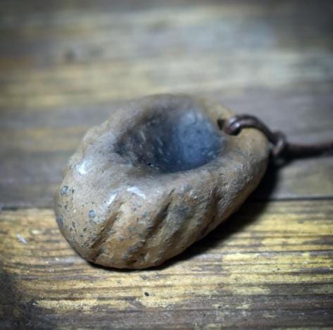 Vagus Stein Amulett aus Rauchbrandton – archaischer Reisestein für Erdung, Atem & Selbstregulation - VSA001