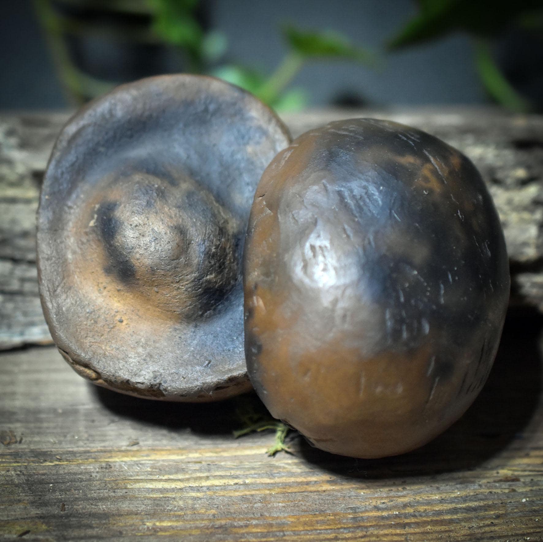 Erdkern aus Rauchbrandton – zweiteiliger Handstein für Selbstregulation, Erdung & achtsame Berührung ERK001