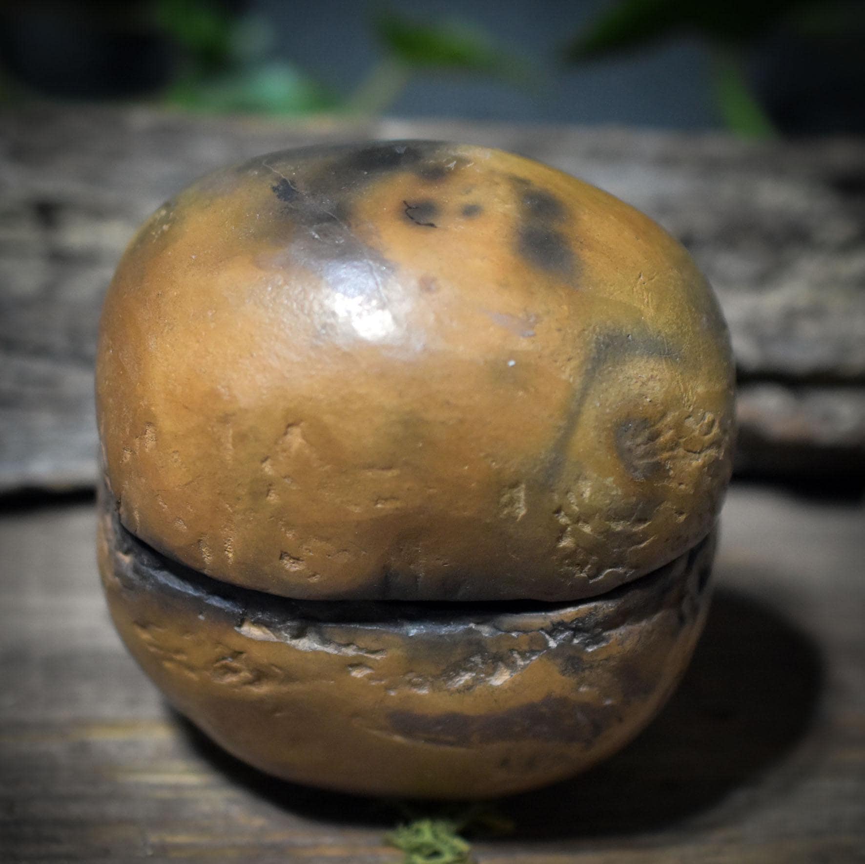 Erdkern aus Rauchbrandton – zweiteiliger Handstein für Selbstregulation, Erdung & achtsame Berührung ERK001