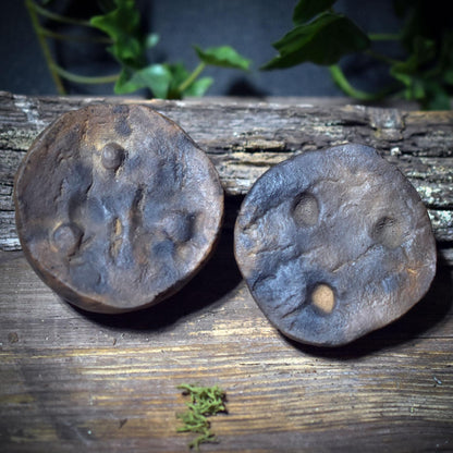 Erdkern aus Rauchbrandton – zweiteiliger Handstein für Selbstregulation, Erdung & achtsame Berührung ERK001