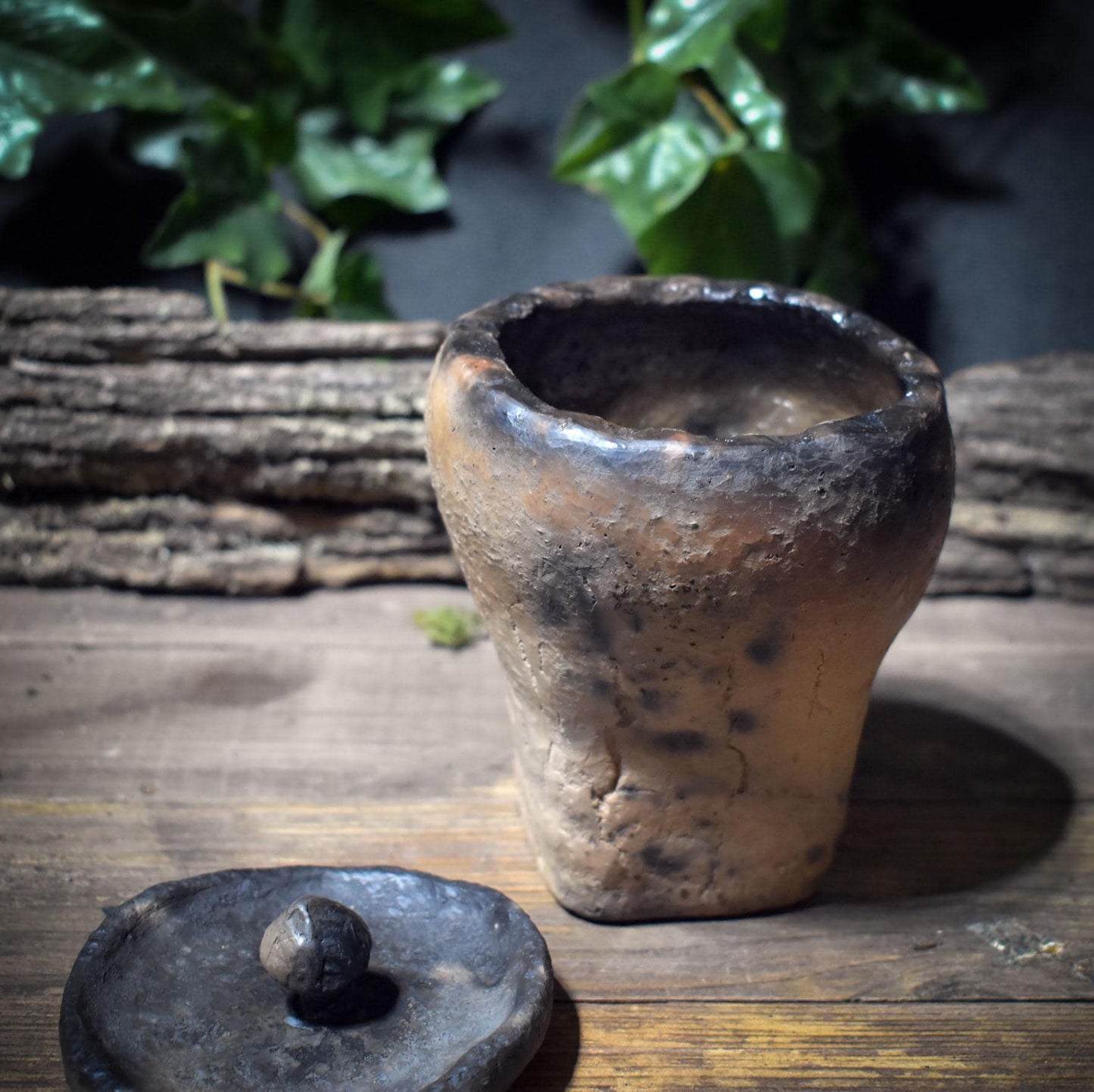Ritualgefäß mit Deckel aus Rauchbrandton – archaisches Tongefäß für Altar & Aufbewahrung - GEF016