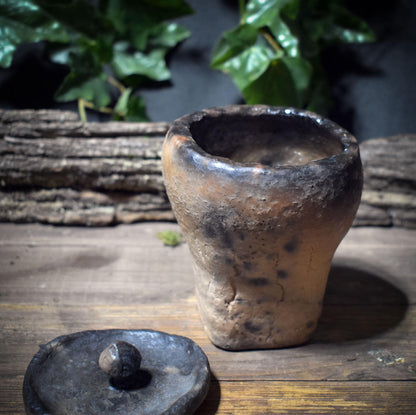 Ritualgefäß mit Deckel aus Rauchbrandton – archaisches Tongefäß für Altar & Aufbewahrung - GEF016